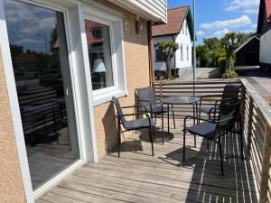 einen Balkon mit Stühlen und einem Tisch auf einem Gebäude in der Unterkunft Björnlokan B&B in Munka-Ljungby