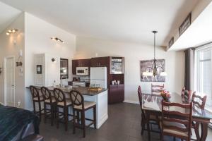 a kitchen and dining room with a table and chairs at Le Bionick 46 (CITQ 312093) in Stoneham