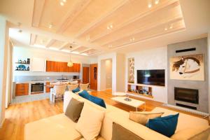 a living room with a couch and a table at Villa White Pearl in Palasë