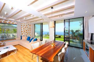 a living room with a table and a couch at Villa White Pearl in Palasë