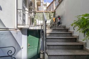 een trap met een groene deur in een gebouw bij Stradivarius House - Carozzi Apartments in Milaan