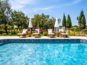 A piscina localizada em Sunny Paradise Luxury Villa With Pool & Hot Tub ou nos arredores
