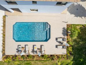Pogled na bazen u objektu Sunny Paradise Luxury Villa With Pool & Hot Tub ili u blizini