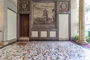een ingang van een gebouw met een bord op de deur bij Stradivarius House - Carozzi Apartments in Milaan