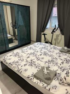 Een bed of bedden in een kamer bij Apartman Royal sa GARAŽOM