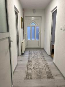 een hal met een deur met een tapijt op de vloer bij Apartman Royal sa GARAŽOM in Visoko