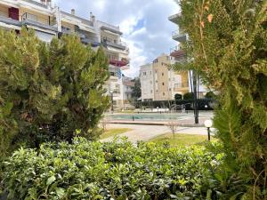 ペライアにあるJimmy's Pool Apartmentの茂みや建物が茂る公園の景色