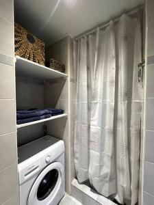 ペライアにあるJimmy's Pool Apartmentのランドリールーム(洗濯機、シャワーカーテン付)