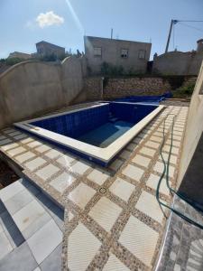 una terraza con azulejos azules en el techo en MAISON D’HÔTE LES TORTUES -, en Alhucemas