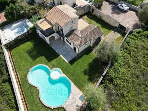 an aerial view of a house with a swimming pool at Πέτρινη ιδιωτική βίλα με πισίνα in Pouládes