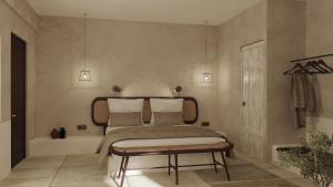 Un pat sau paturi într-o cameră la Meroviglia Boutique Hotel