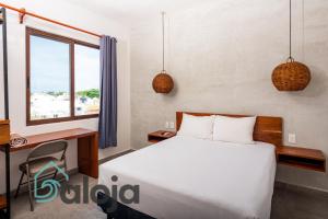 una camera con letto, scrivania e finestra di VIca Guest House con piscina en la entrada de la Zona Hotelera a Cancún