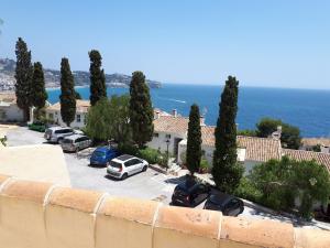 Fotografia z galérie ubytovania Ático muy acogedor c/ vistas magníficas y terraza v destinácii La Herradura