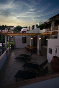 Balkón nebo terasa v ubytování West Crete House