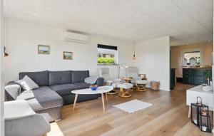 ein Wohnzimmer mit einem Sofa und einem Tisch in der Unterkunft Stunning Home In Hejls With Wifi in Hejls