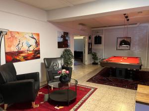 un soggiorno con tavolo da biliardo e da ping pong. di Björnlokan B&B a Munka-Ljungby
