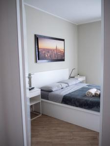 - une chambre avec un lit et une photo sur le mur dans l'établissement SKYLINE MILANO Fiera, à Milan