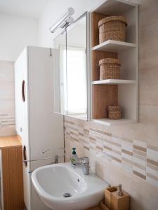 ein Bad mit einem Waschbecken und einem Spiegel in der Unterkunft SKYLINE MILANO Fiera in Mailand