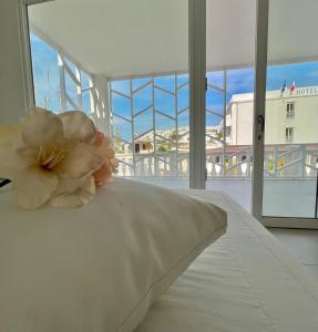 Giường trong phòng chung tại Sirena Suite Deluxe