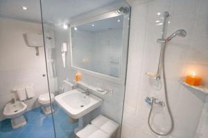 een badkamer met een douche, een wastafel en een toilet bij Malìa bed and breakfast in Lecce
