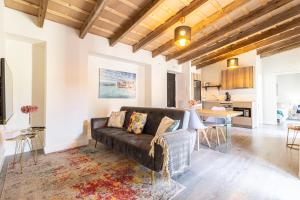 un soggiorno con divano e tavolo di Casa Palacio Rufina & Jardines a Jerez de la Frontera