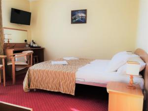 a hotel room with a bed and a desk at Villa Eldorado in Rewal