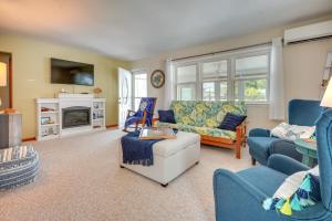 ein Wohnzimmer mit blauen Möbeln und einem Kamin in der Unterkunft Waterfront Lakeview Cottage with Dock and Lift! in Lakeview