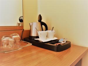 a coffee maker and two cups on a counter at Villa Eldorado in Rewal