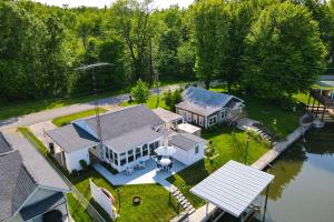 eine Luftansicht eines Hauses auf dem Wasser in der Unterkunft Waterfront Lakeview Cottage with Dock and Lift! in Lakeview