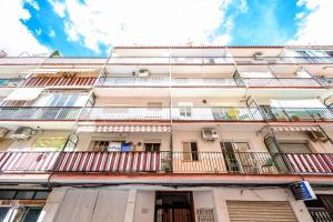 wysoki biały budynek z balkonami w obiekcie Belgica 2 - 2 room city & beach by 10ToSea w mieście Fuengirola