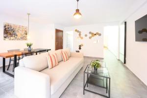salon z białą kanapą i stołem w obiekcie Belgica 2 - 2 room city & beach by 10ToSea w mieście Fuengirola