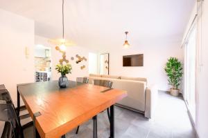 jadalnia i salon z drewnianym stołem w obiekcie Belgica 2 - 2 room city & beach by 10ToSea w mieście Fuengirola