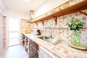 Kuchnia lub aneks kuchenny w obiekcie Belgica 2 - 2 room city & beach by 10ToSea