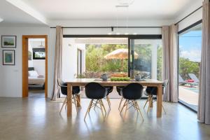 a dining room with a table and some chairs at Casa Sur in Conil