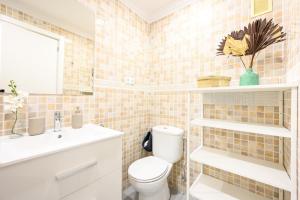 łazienka z toaletą i umywalką w obiekcie Belgica 2 - 2 room city & beach by 10ToSea w mieście Fuengirola +8 zdjęć