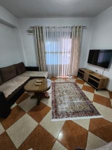 Apartments Ishmi in center of Ulcinj的电视和/或娱乐中心