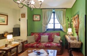 sala de estar con sofá rojo y paredes verdes en Casa LaCarusa 28 