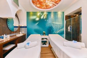 Postel nebo postele na pokoji v ubytování La Pineta Hotel Beach & Spa + 37 fotografií