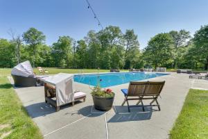 una piscina con 2 sillas y una mesa en Carpathia West Estate - 7-Bedroom Villa!, en Hewitt