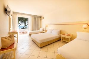 Postel nebo postele na pokoji v ubytování Mitsis Bali Paradise + 37 fotografií