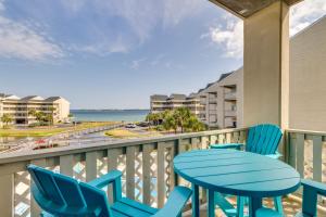 stół i krzesła na balkonie z widokiem na ocean w obiekcie Bayfront Pensacola Beach Condo with Pool and Elevator w mieście Pensacola Beach