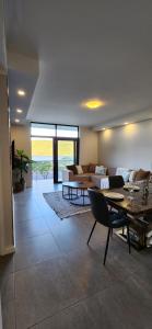 ein Wohnzimmer mit Sofa und Tisch in der Unterkunft Accommodation Front - Charming 2 Sleeper in Point Waterfront in Durban