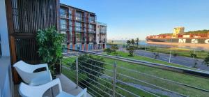einen Balkon eines Gebäudes mit Straßenblick in der Unterkunft Accommodation Front - Charming 2 Sleeper in Point Waterfront in Durban