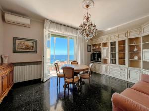 uma sala de jantar com uma mesa e vista para o oceano em Grande Appartamento Vista Mare em Varazze