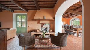 un soggiorno a pianta aperta con tavolo e sedie di Vallibona 10 a Castiglion Fiorentino