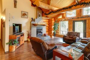 Area tempat duduk di Riverside Log Cabin On-Site Aurora Viewing!