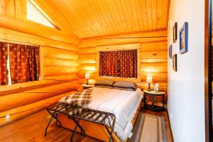 Tempat tidur dalam kamar di Riverside Log Cabin On-Site Aurora Viewing!