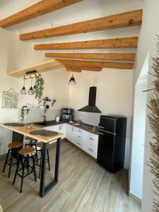 kuchnia ze stołem i czarną lodówką w obiekcie Casa LA ROMANA w mieście Salobreña