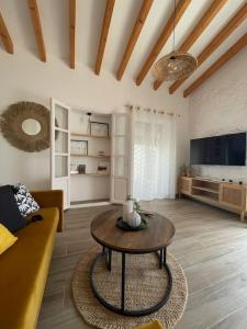 - un salon avec un canapé et une table dans l'établissement Casa LA ROMANA, à Salobreña