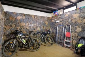 Casa Sur في Conil: مجموعة من الدراجات متوقفة على جدار حجري